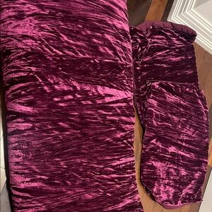 Queen sized comforter and pillow cases in crushed velvet Rich plum/Burgundy